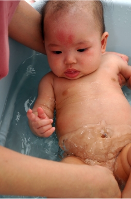 cara buang kahak bayi dengan mandian air panas